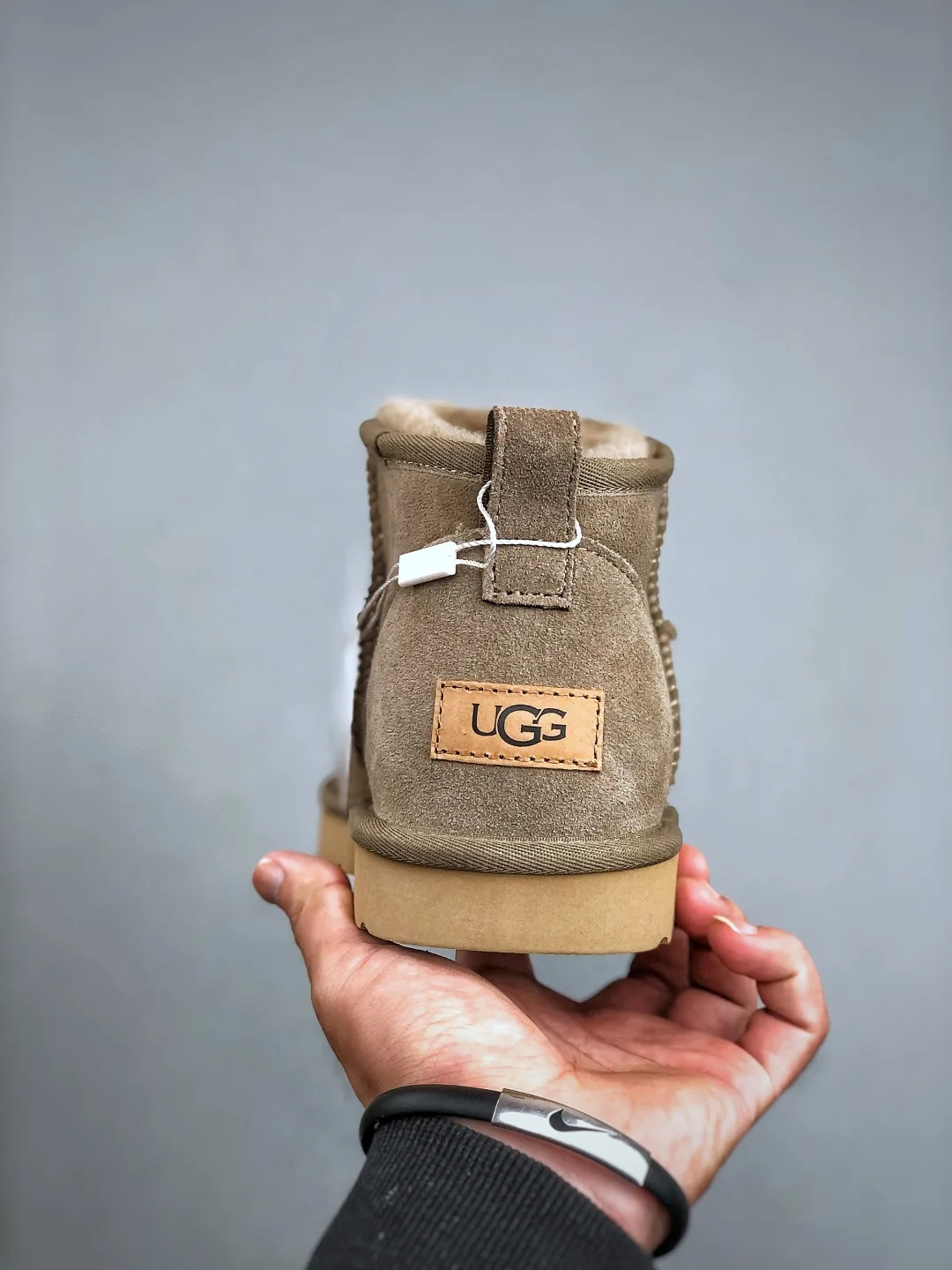 Local self-pickup 💰520 supports store placement. The top version on the market. UGG Mini thin-soled black short tube 1.5cm popular style. Produced by a major foreign trade factory in Guangzhou. Real sheep fur from toe to insole. Independent outer box packaging. Chip. Waterproof process. Different from any version on the market. 3cm thick sole, independently developed outsole, cashmere insole, keeping warm in winter, suitable for home use. In the new year, uug has launched a style series, which is partially geared towards the preferences of young consumers. It has also moved to the forefront of fashion trends. Shoe body material, water-repellent coated suede upper, 17mm UGGPURE™ implanted wool insole, lightweight non-slip and comfortable rubber outsole, with brand LOGO, and full packaging. Size: 35-44
